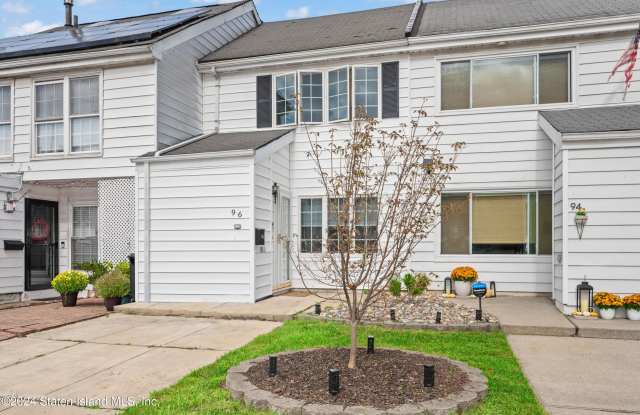 96 Hampton Green - 96 Hampton Green, Staten Island, NY 10312