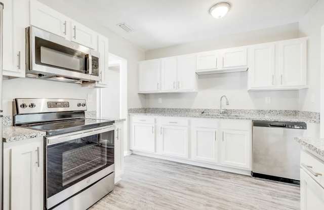 2135 Mercer Cir S Gallery 4