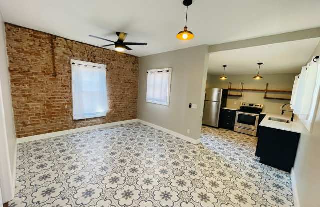 ONE-MONTH FREE W/ 18 MONTH LEASE! 1 Bed / 1 Bath Cottage in U of A Neighborhood! Gallery 2