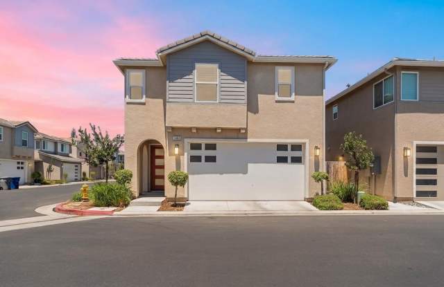 Newly Buily North Clovis 3/2.5 in Gated Comunity Gallery 1