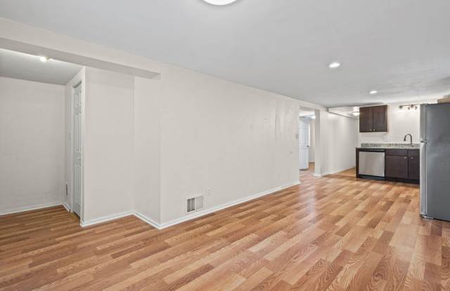 2710 W Fletcher Street Gallery 4