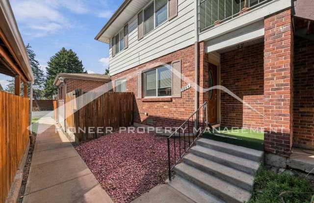 Spacious Townhouse with Central AC and Washer/Dryer Gallery 3