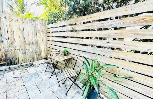 1004 N 16th Ave photos photos