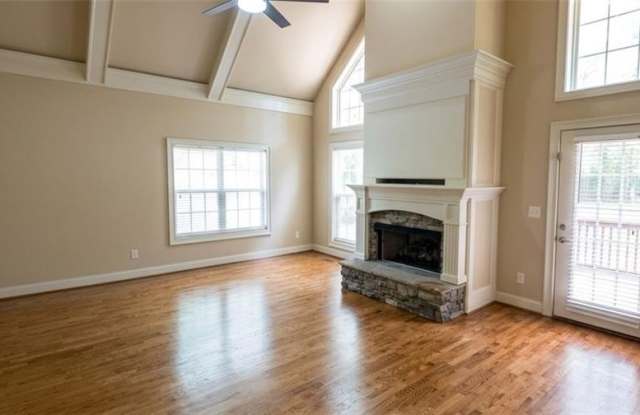 606 Lake Shore Court Gallery 4