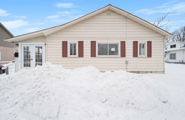 9 S GLASPIE ST - 9 South Glaspie Street, Oxford, MI 48371