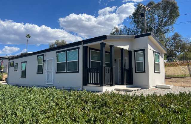 2 Bedroom 2 Bath Single Story Home With A/C and a Bonus Room Gallery 1