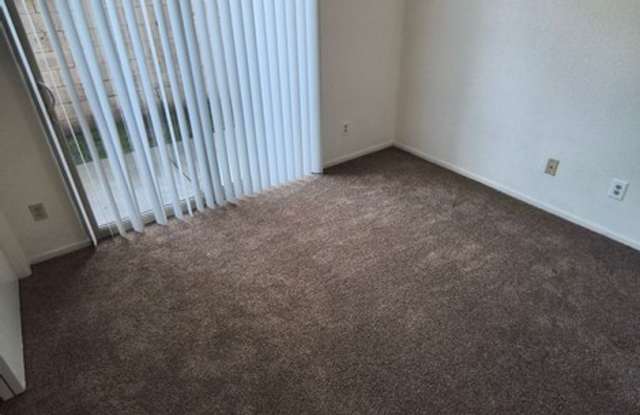 Updated 2 bedroom 1 bath unit near shopping and amenties! Gallery 3