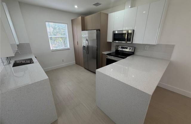 1045 SW 8th Ave photos photos