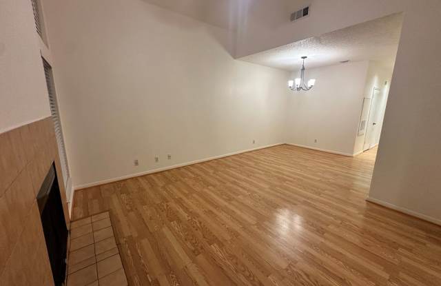 UT PRE LEASE: West Campus 2bd / 2ba Cathedral ceilings, Huge windows, Good Roommate floor-plan Gallery 4
