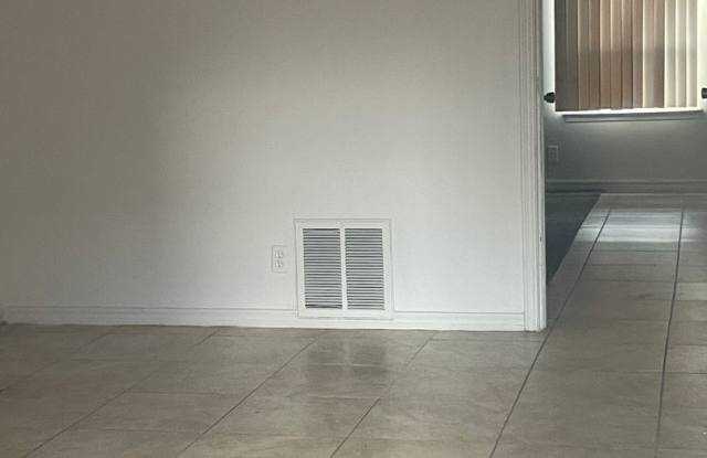 5104 S. Delaware Place - 5130 S. Delaware Pl. Apt A photos photos