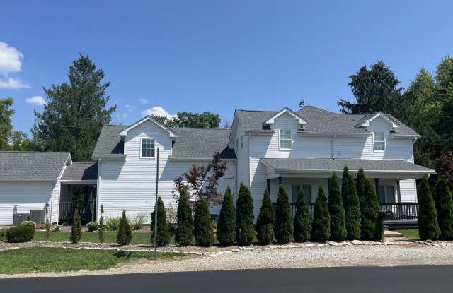 Beautiful Farmhouse Retreat with In-Law Suite Close to Delaware, Alum Creek, and More! photos photos