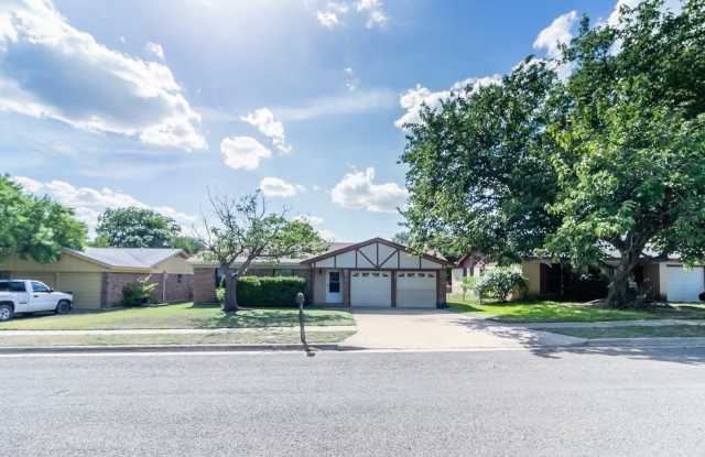 Charming 3 bedroom 2 bath home available soon!! photos photos