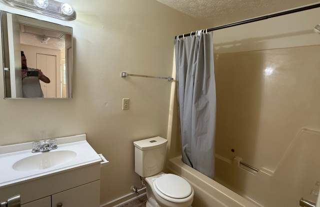 2 Bedroom, 1 Bath Duplex Gallery 4