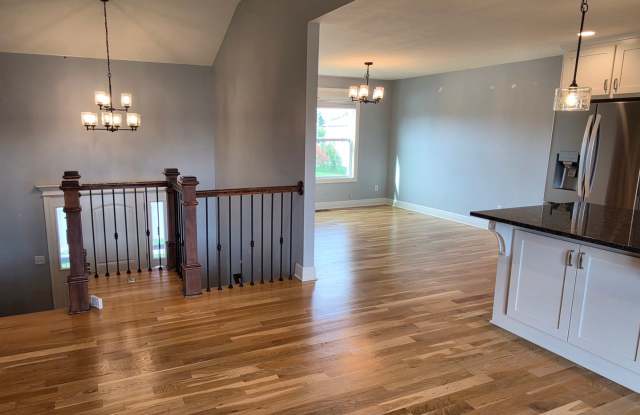 Stunning 4-bedroom, 3-bathroom, Split-Level Gallery 4