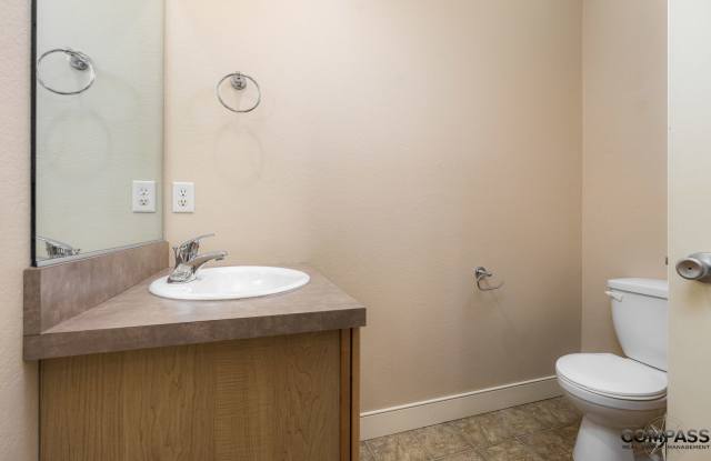 SPACIOUS TOWNHOME CONVENIENTLY LOCATED WITH IN-UNIT LAUNDRY Gallery 4