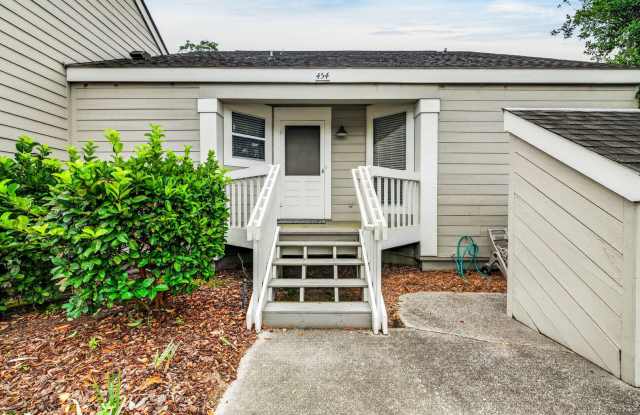 Coastal Living Just Minutes from Kiawah and Seabrook Gallery 4
