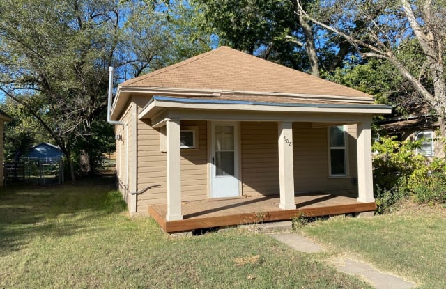 608 W 11th - 608 West 11th Avenue, Hutchinson, KS 67501