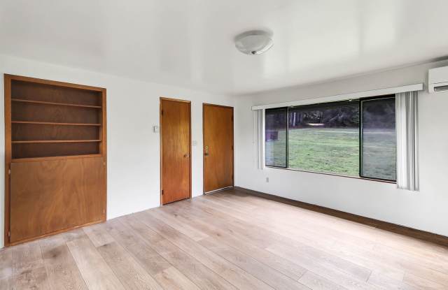 3 Bed 1 Bath - Mini-split A/C - Covered Parking - Acreage Gallery 3