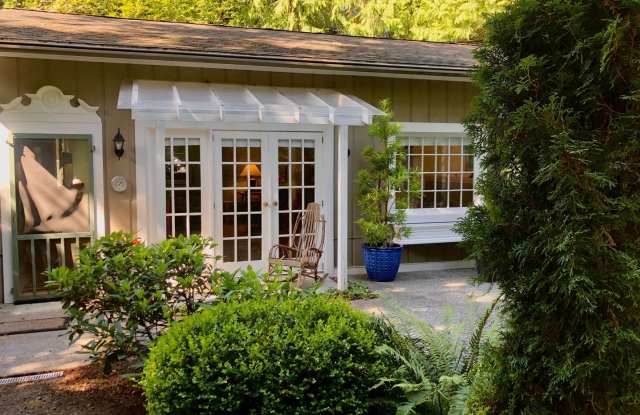 Charming oversized one bedroom cottage nestled quietly among a beautiful Bainbridge oasis photos photos