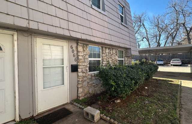 Super Cute 2 Bedroom 1.5 Bath CONDO * PRIME Location * - 6066 Northwest Expressway, Warr Acres, OK 73132