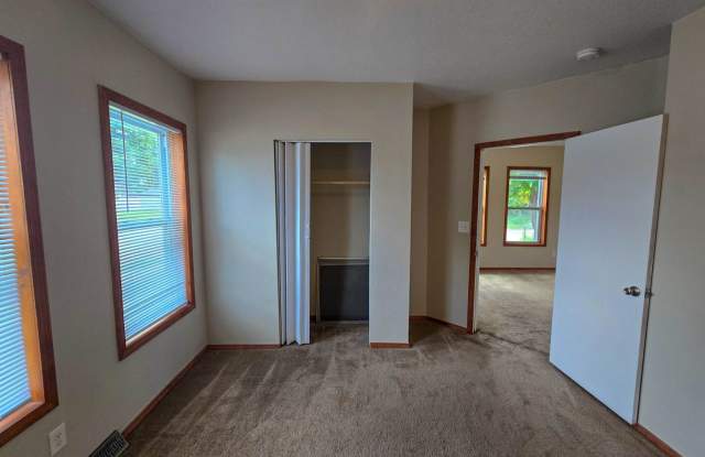Charming 3-Bedroom Home with Garage in Moline, IL – Pet-Friendly! Gallery 4