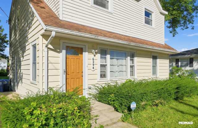 Charming 3BR House in Downers Grove Gallery 1
