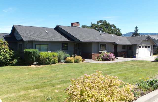Furnished 4BR Home for Rent in Hood River photos photos