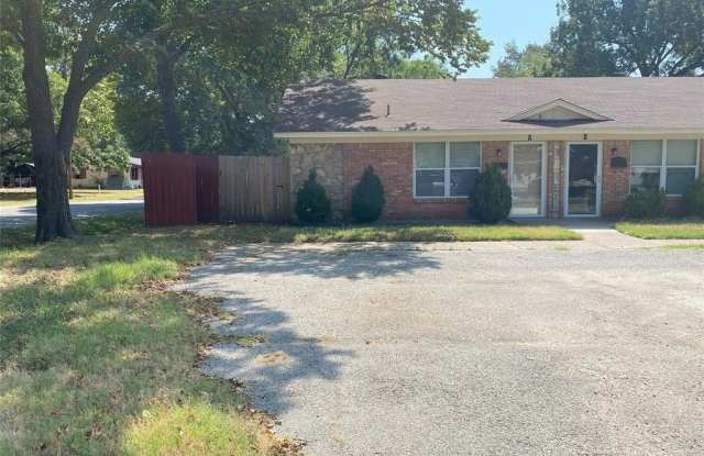 904 N Frances Street - 904 North Frances Street, Terrell, TX 75160