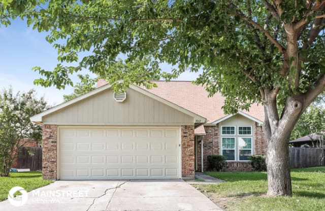 702 Southridge Court - 702 Southridge Court, Grand Prairie, TX 75052