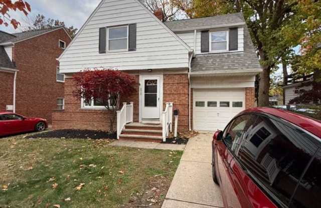 Updated 3-Bedroom Home in Lyndhurst Schools | Yard + Garage photos photos