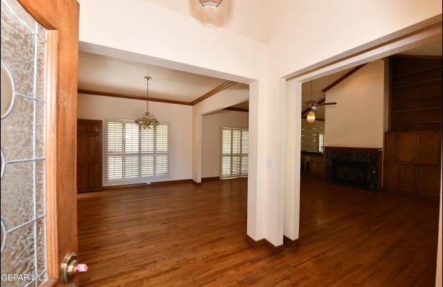 1004 LOS JARDINES Circle Gallery 4