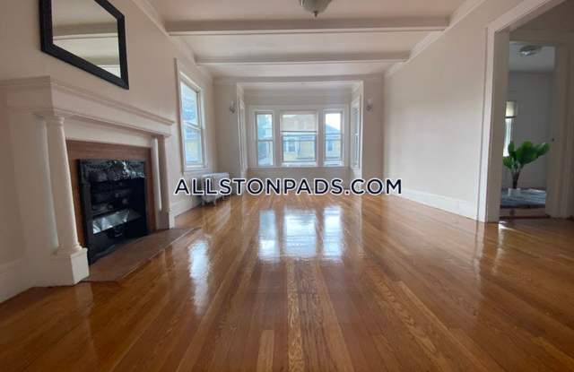 NO FEE! Updated House, conveniently located near T & BU, Great for Students!  Cat Friendly Gallery 1