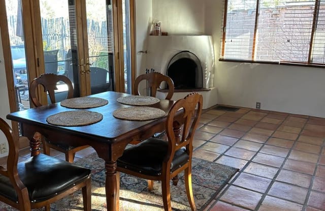 525 1/2 Camino Cabra - 525 1/2 Camino Cabra, Santa Fe, NM 87501