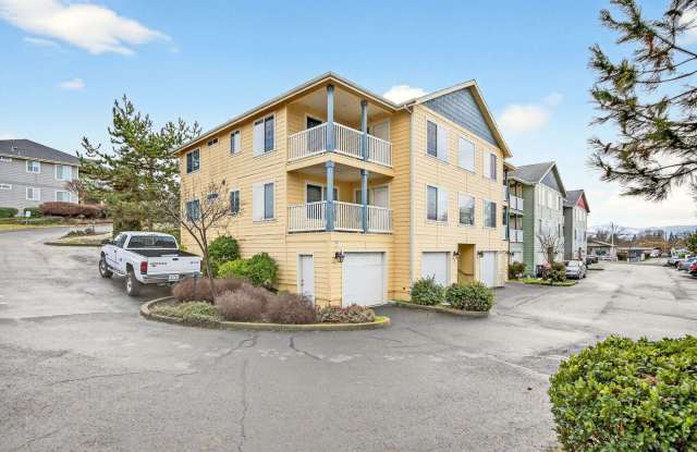 Cute, clean 2 bedroom upstairs apartment with balcony. photos photos