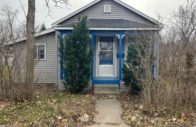 2 Bedroom House - 1010 Wisconsin Street, Wisconsin Rapids, WI 54494