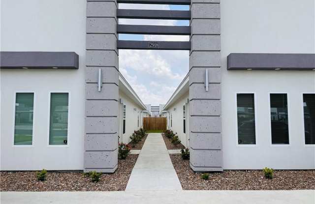 2918 W Driftwood Street unit: 3 photos photos