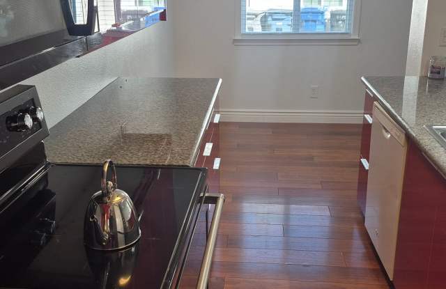 Remodeled 2 Bedroom Condo with Garage Gallery 4