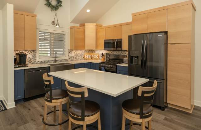 2487 Hadley Hills Gallery 2