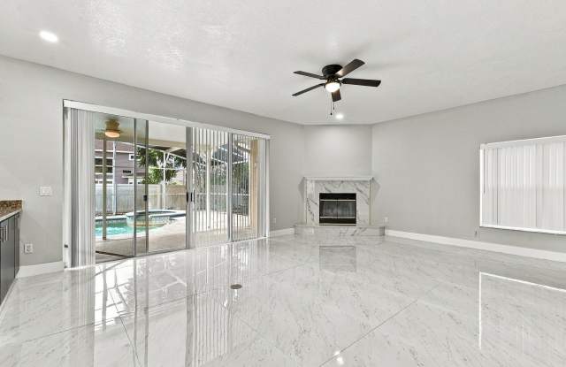 Spacious 4/4 Home in Oviedo FL!  Private Covered Pool! Convenient Location Near Shopping, Dining & SR 417! Gallery 4