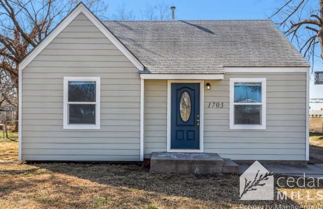 2 bedroom Home, Large Garage and Yard! photos photos
