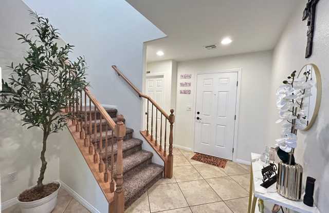 Fully Furnished 4 Bedroom 2.5 Home! Gallery 3