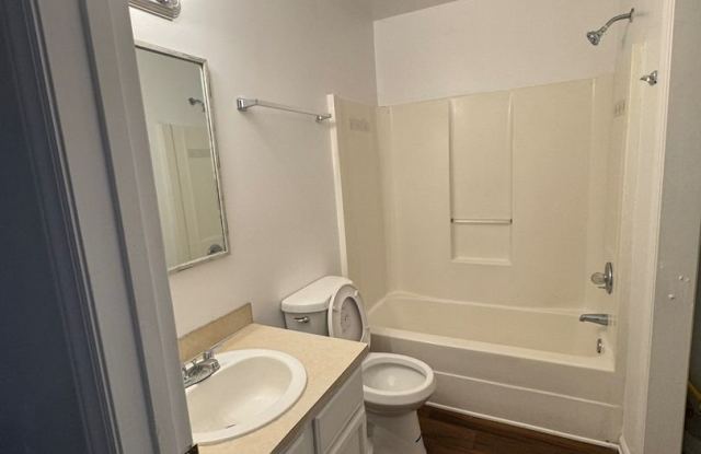 Room in 3 Bedroom Home at Gera Emma Dr Gallery 3