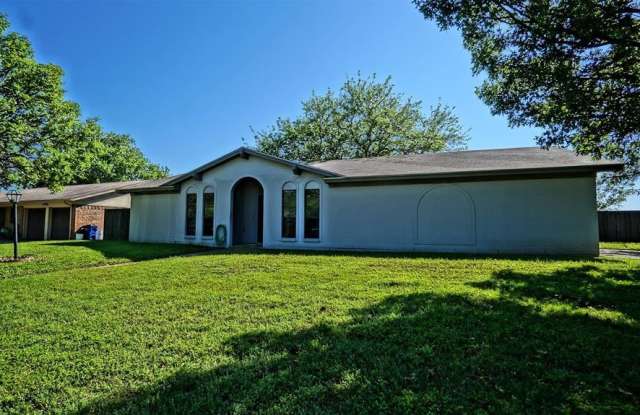 329 Linda Drive - 329 Linda Drive, Burleson, TX 76028