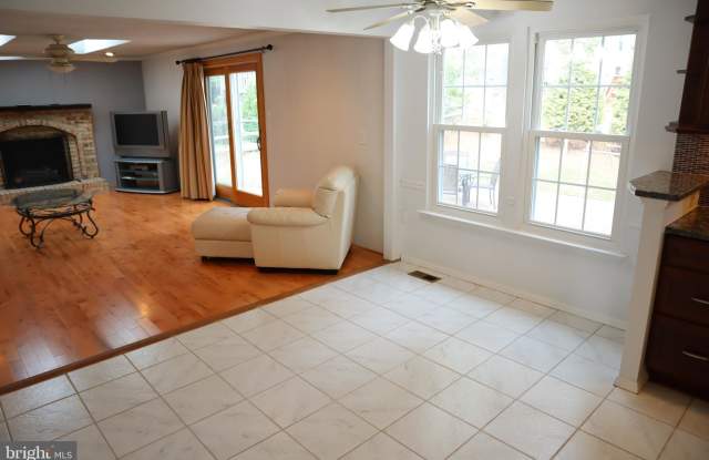7609 ANAMOSA WAY Gallery 4