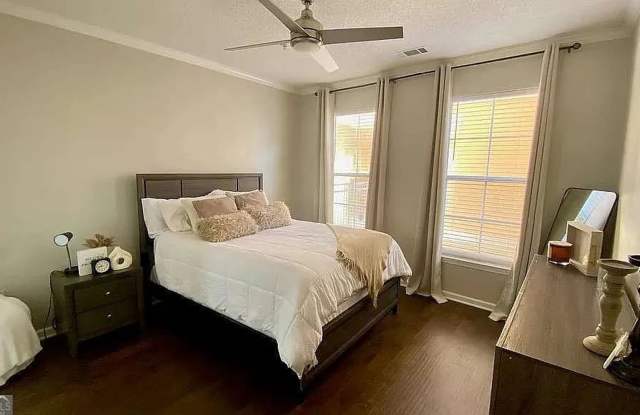 Room in 2 Bedroom Home at Perimeter Summit Blvd Gallery 4