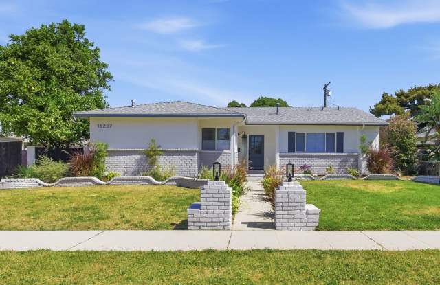 Beautiful modern 3 Bed + 3 Bath House + Pool + Garage photos photos