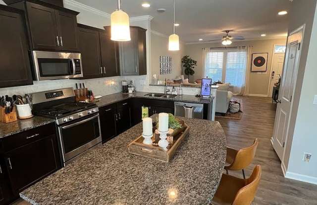 Room in 3 Bedroom Home in Raleigh Gallery 3