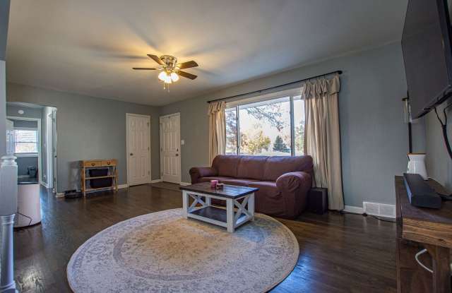 Beautiful 3 Bedroom / 1 Bath Home in District 66! photos photos