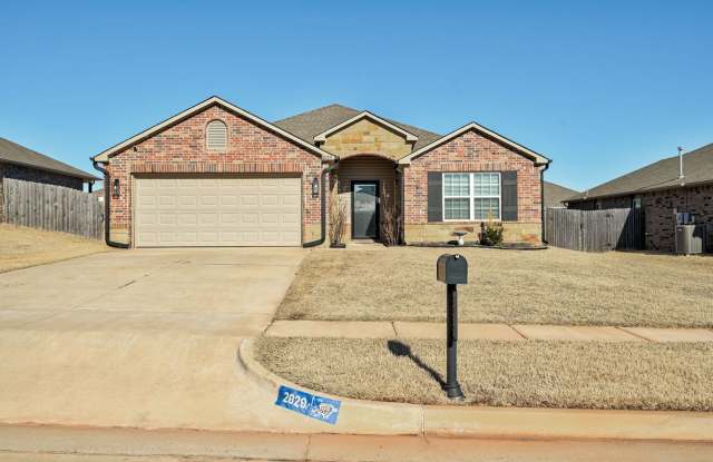 Gorgeous 4 Bed 2 Bath Home in Heart Of Mustang photos photos