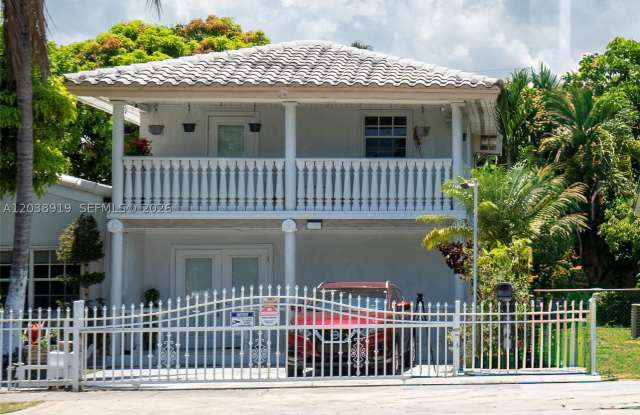 16990 NE 5th Ct Gallery 1